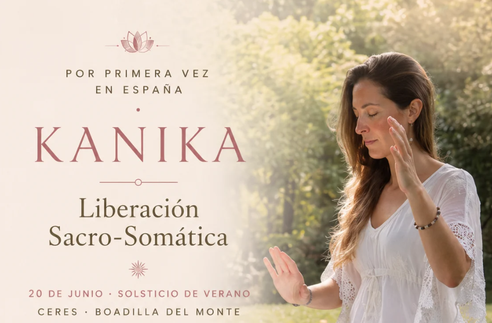 Mujer meditando en la naturaleza